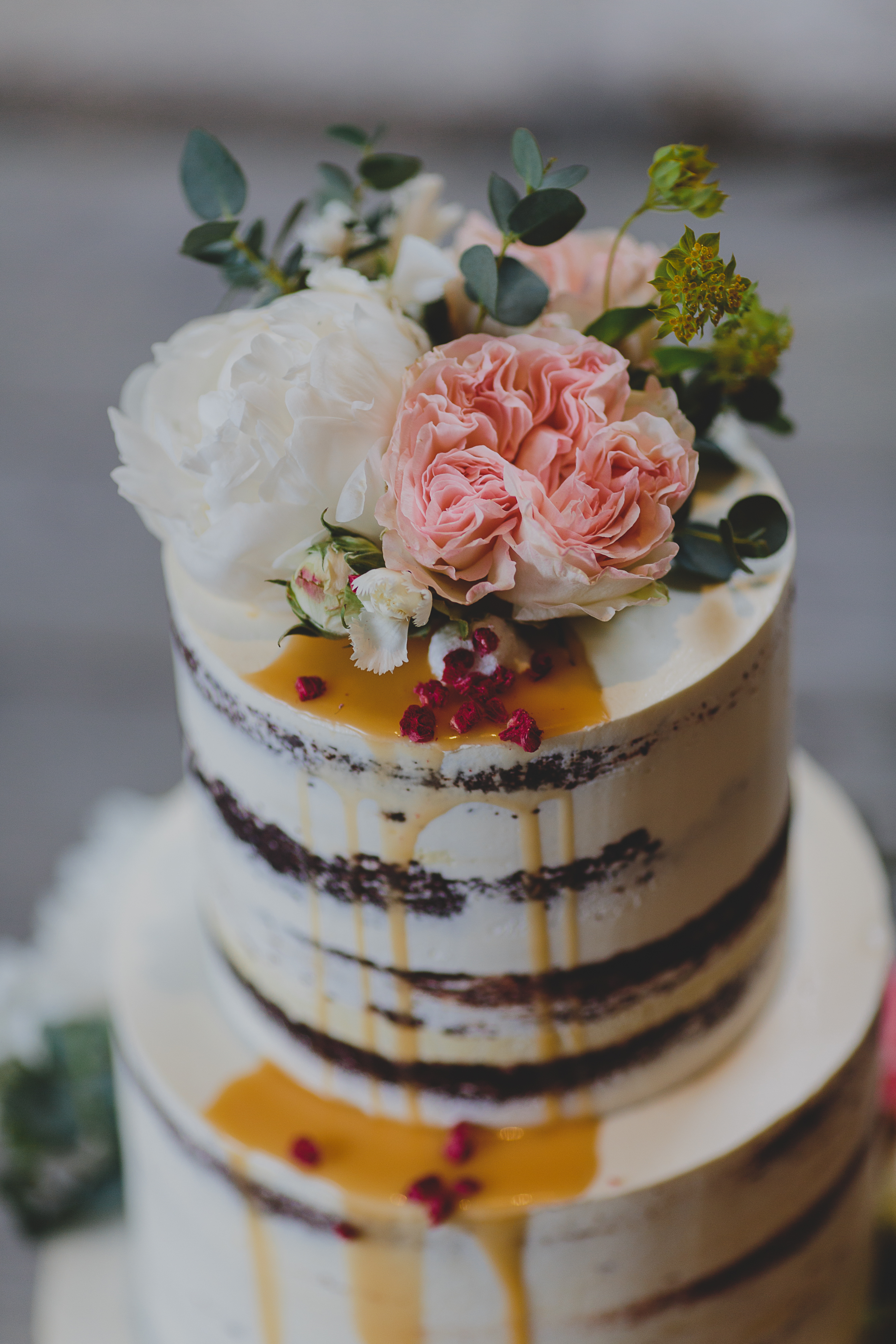 Naked wedding cake with succulents : Baking